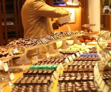 Paris: Chocolate, Pastry & Macaron Saint-Germain Food Tour
